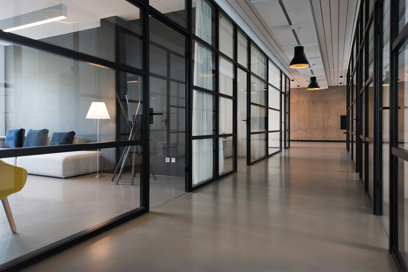 Moderne kantoorruimte klaar voor een bedrijfverhuizing